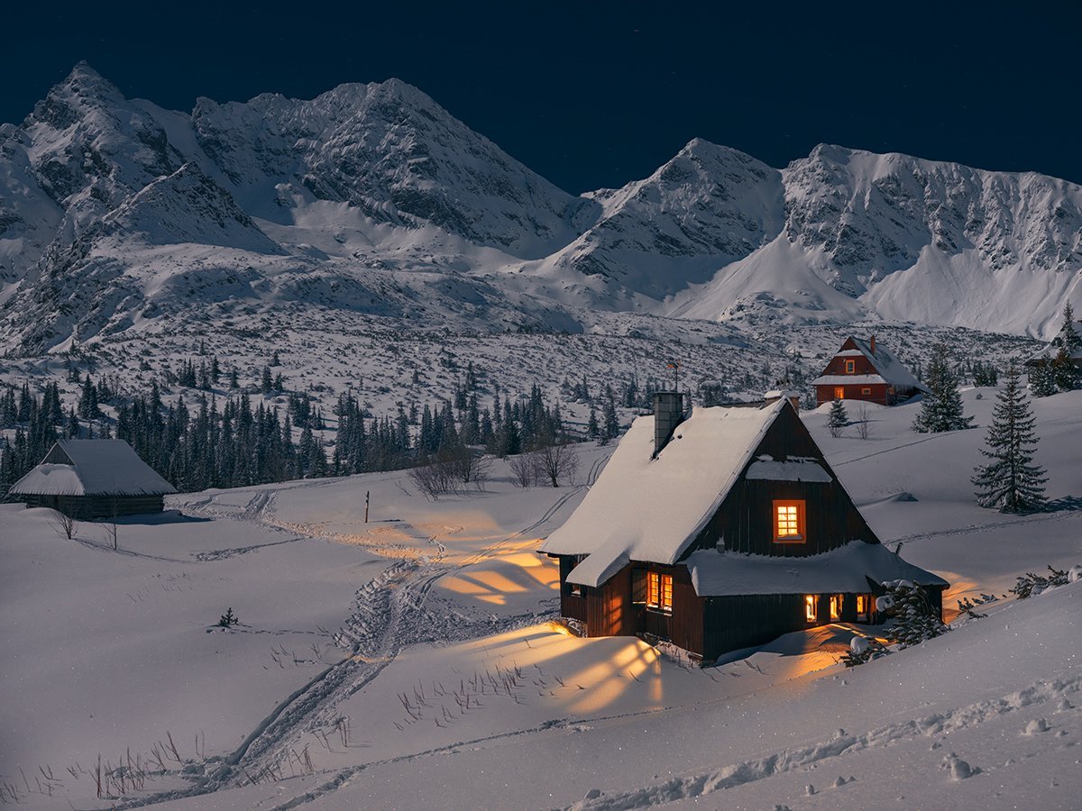 Домик в горах зимой - 44 фото