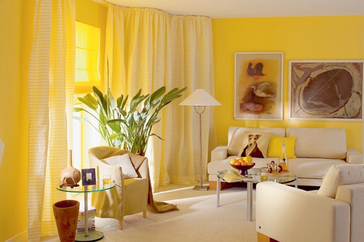 лимонные обои в интерьере гостиной фото