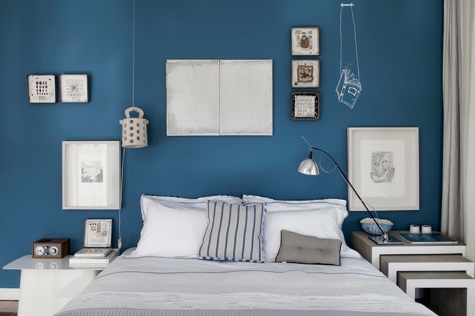 Blue tones. Светло голубые стены. Синяя стена. Комната с синими стенами. Синие стены в спальне.