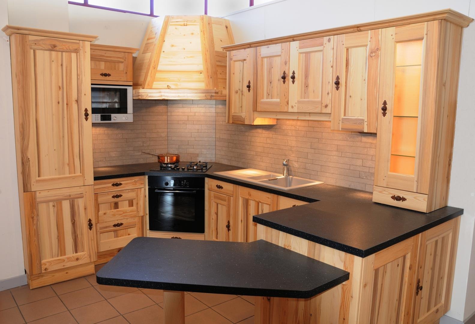 Самодельный кухонный. Деревянный кухонный гарнитур. Кухонный гарнитур из дерева. Кухня в деревянном доме. Кухня самодельная деревянная.