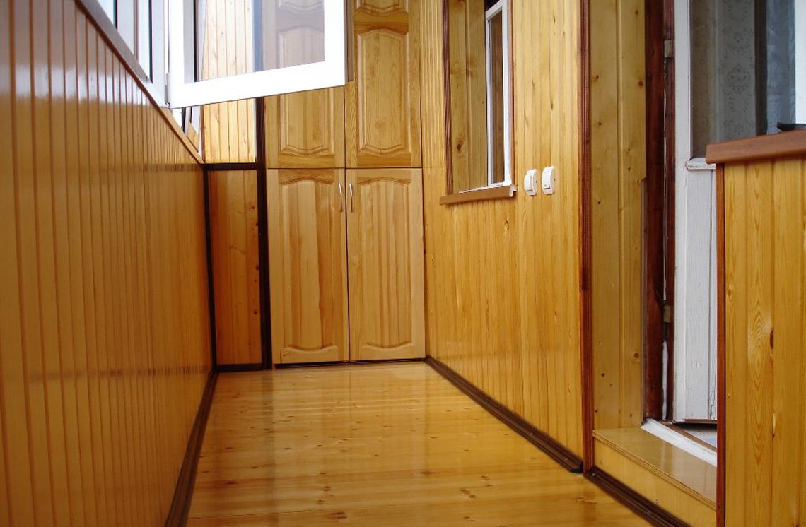 Обшивка балкона вагонкой