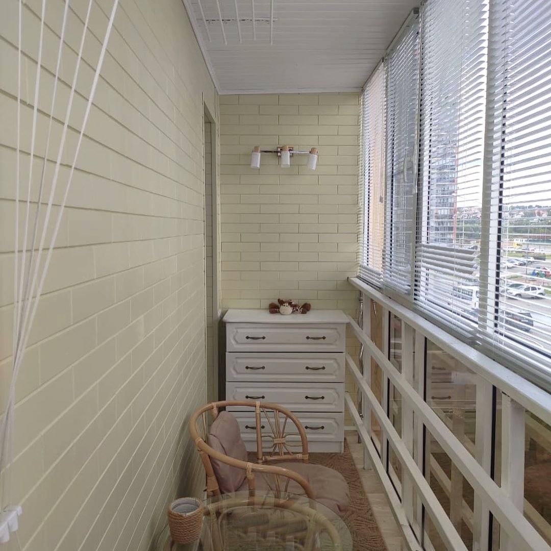 Отделка балкона стеновой паркет