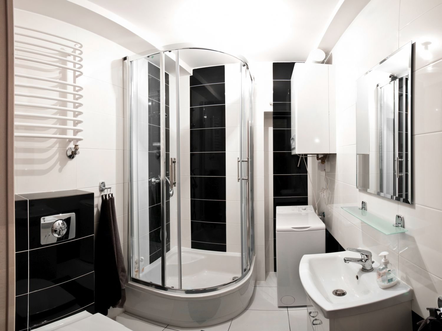 Ванна кабина совмещать. Маленькая ванная комната с душевой кабиной. Небольшая ванная с душевой кабиной. Черно белая ванная с душевой кабиной. Ванные комнаты с душевой кабинкой.