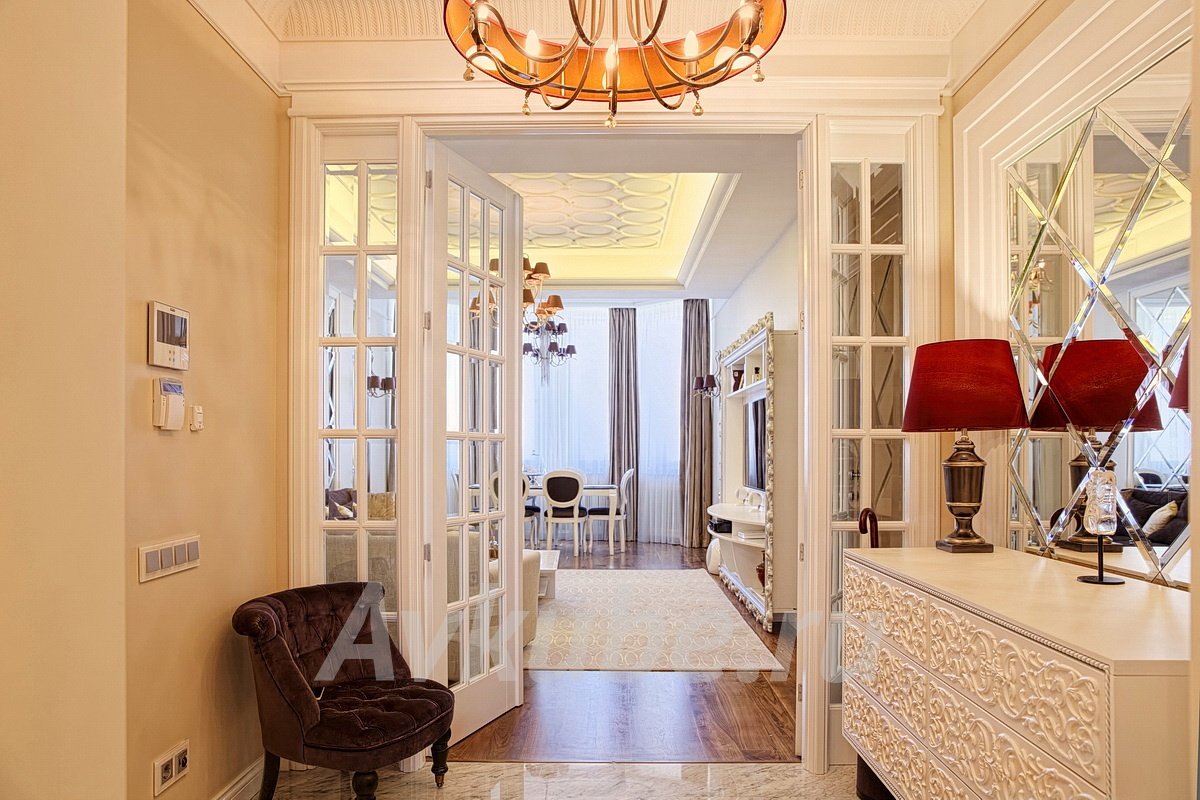 Светлая прихожая в современном стиле