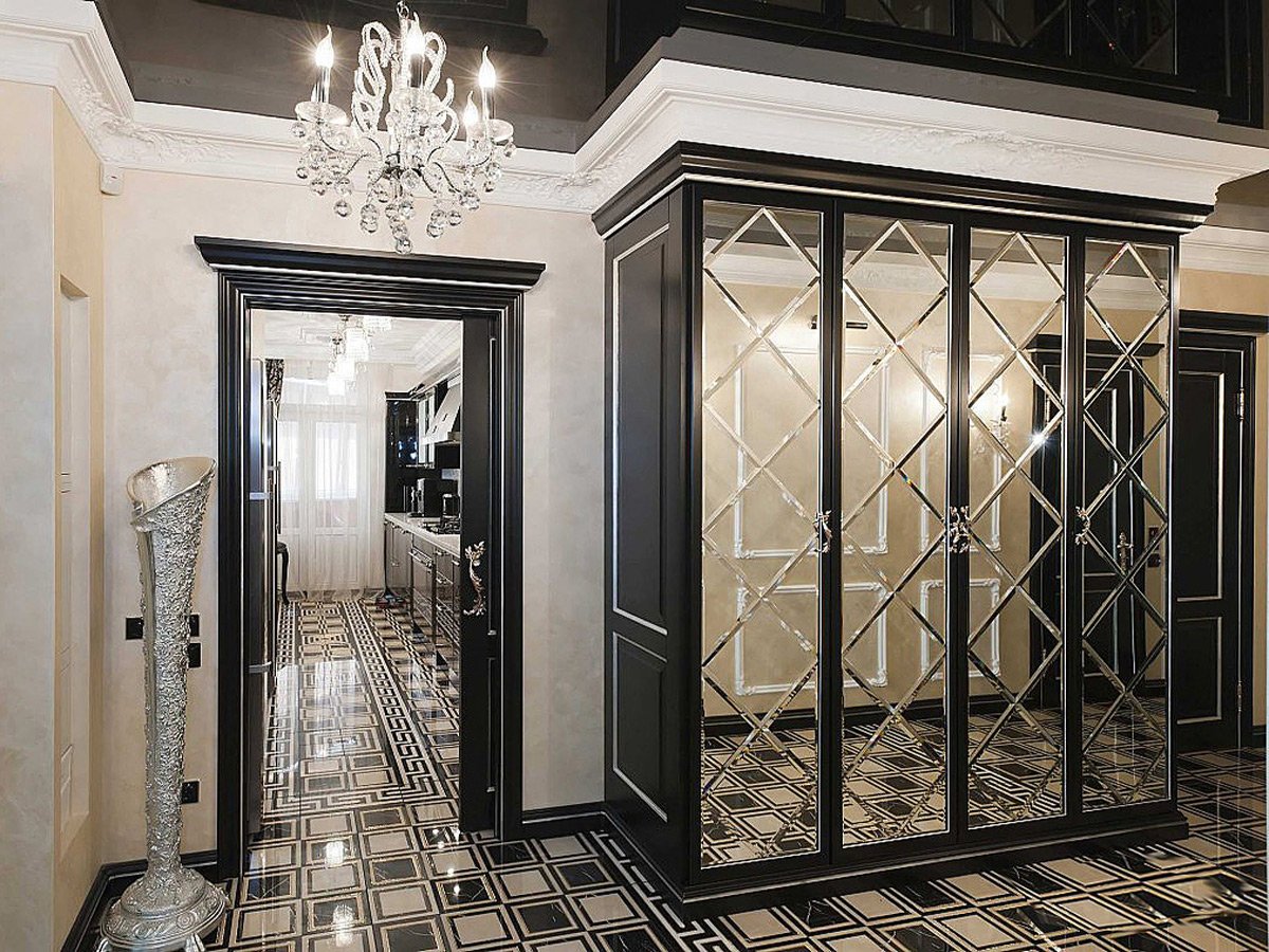 Интерьер прихожей с большим зеркалом