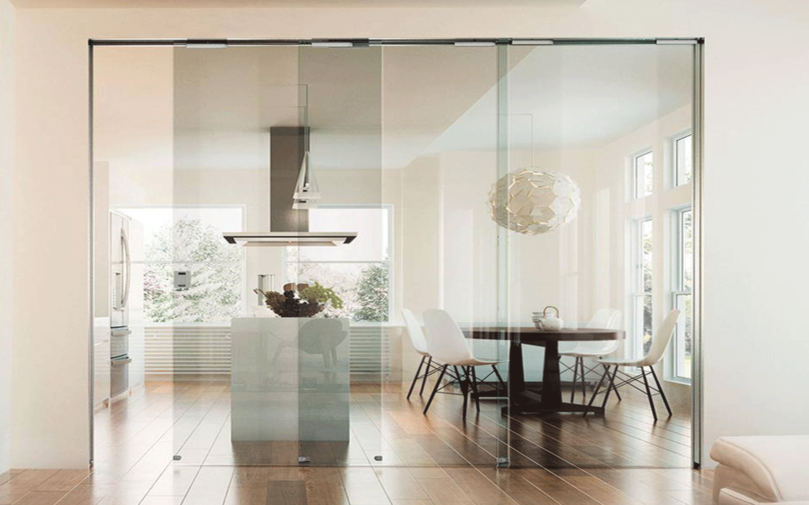 Дверь на кухню со стеклом. Стеклянная перегородка между кухней и гостиной. Кухня гостиная со стеклянной перегородкой. Прозрачные перегородки для зонирования кухни и гостиной.