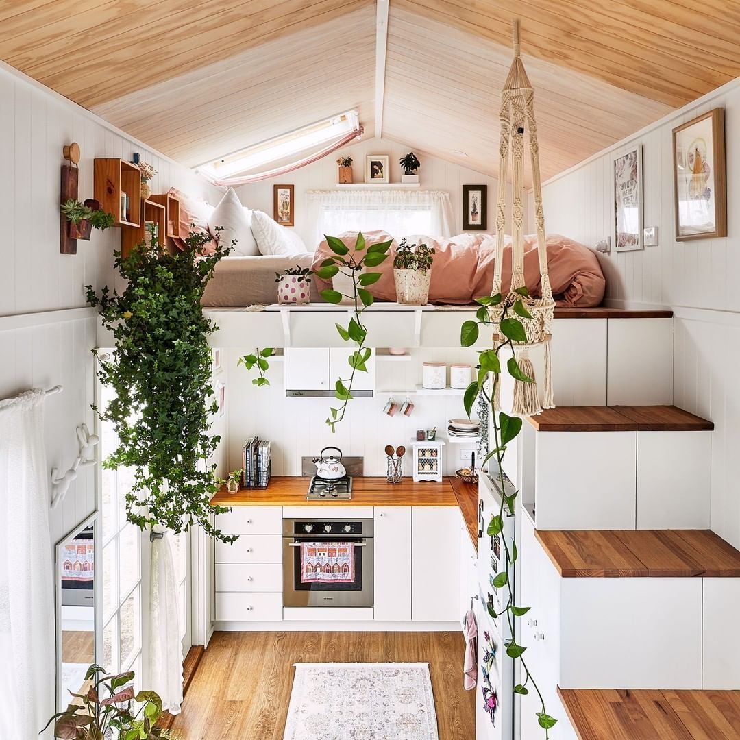 Маленький модульный дом в лесу пригодный для постоянного проживания