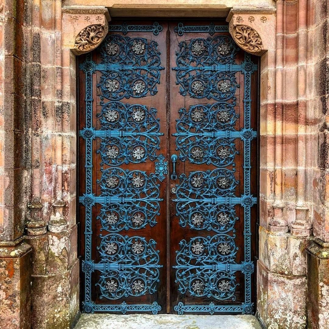 Красивые старые двери. Старинная дверь. Красивые старинные двери. Старая красивая дверь. Старинные двери в замках.