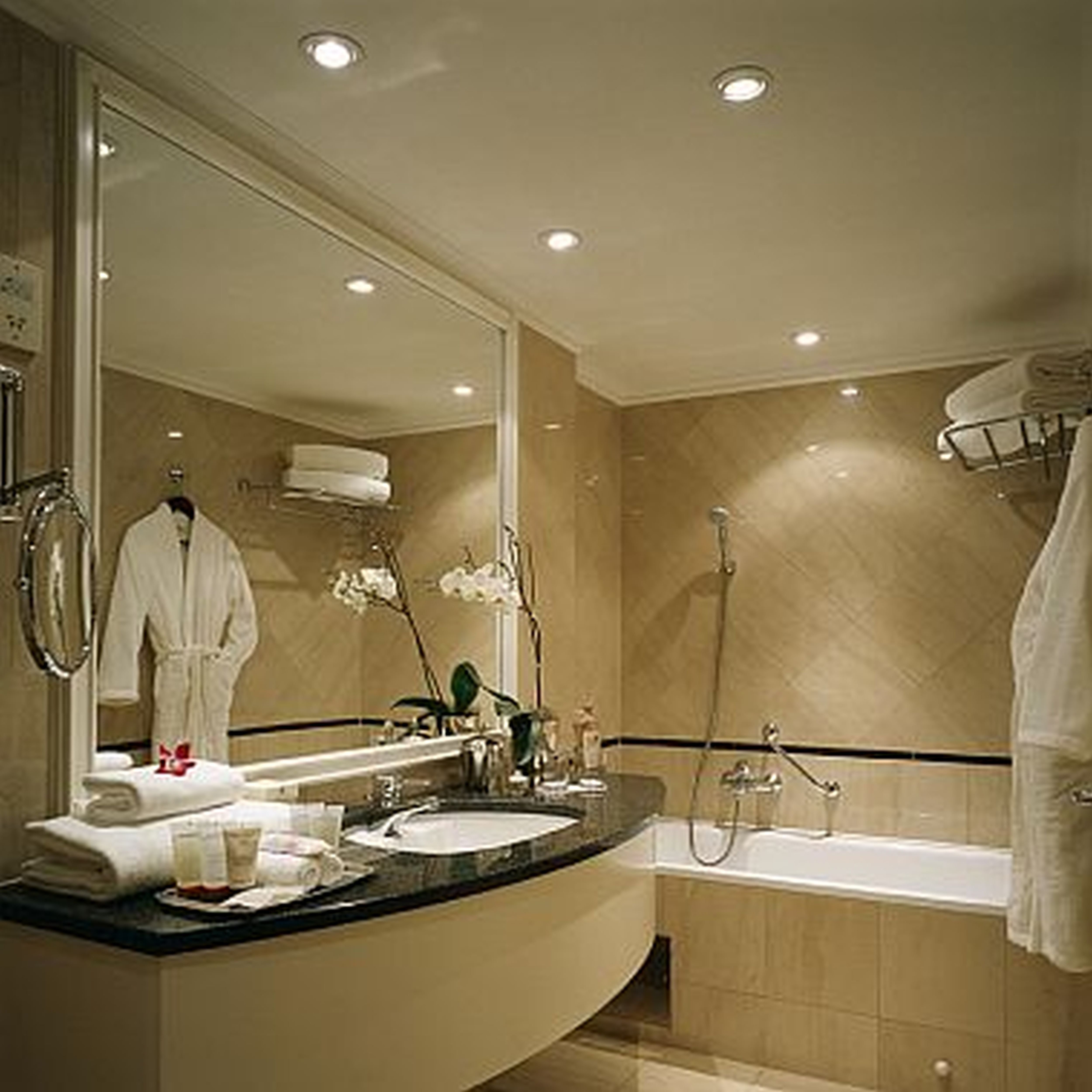 S vanna. Ванные комнаты Хаят Редженси. Ванные комнаты в гостиницах. Ванная комната в стиле отеля. Ванна в отеле.