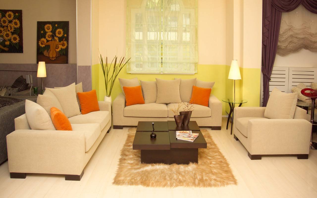 Интерьер гостиной с двумя диванами в обычной квартире