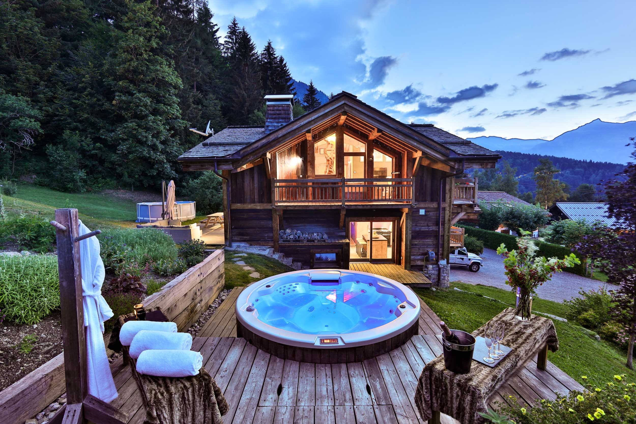 Домик в лесу для двоих. Шале в Шамони с джакузи. Шале спа Швейцария. Дом в горах с бассейном. Красивый домик.