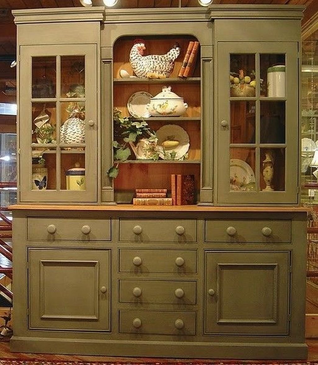 Сервант в английском стиле
