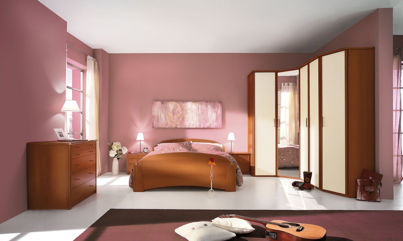 Интерьер комнаты с мебелью цвета вишня