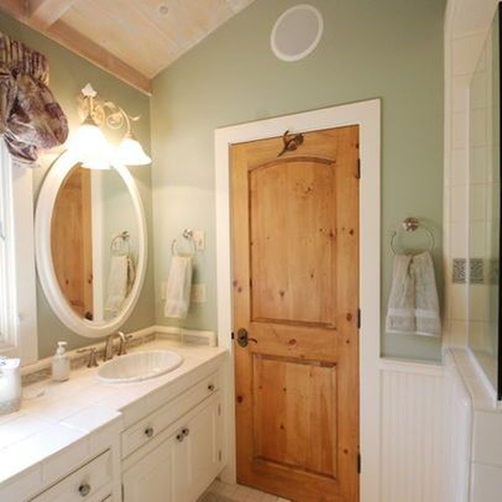 Деревянные двери в ванной. Деревянная дверь в ванную. Деревянная дверь для ванны. Деревянные двери в санузел. Деревянные двери в ванную комнату и туалет.