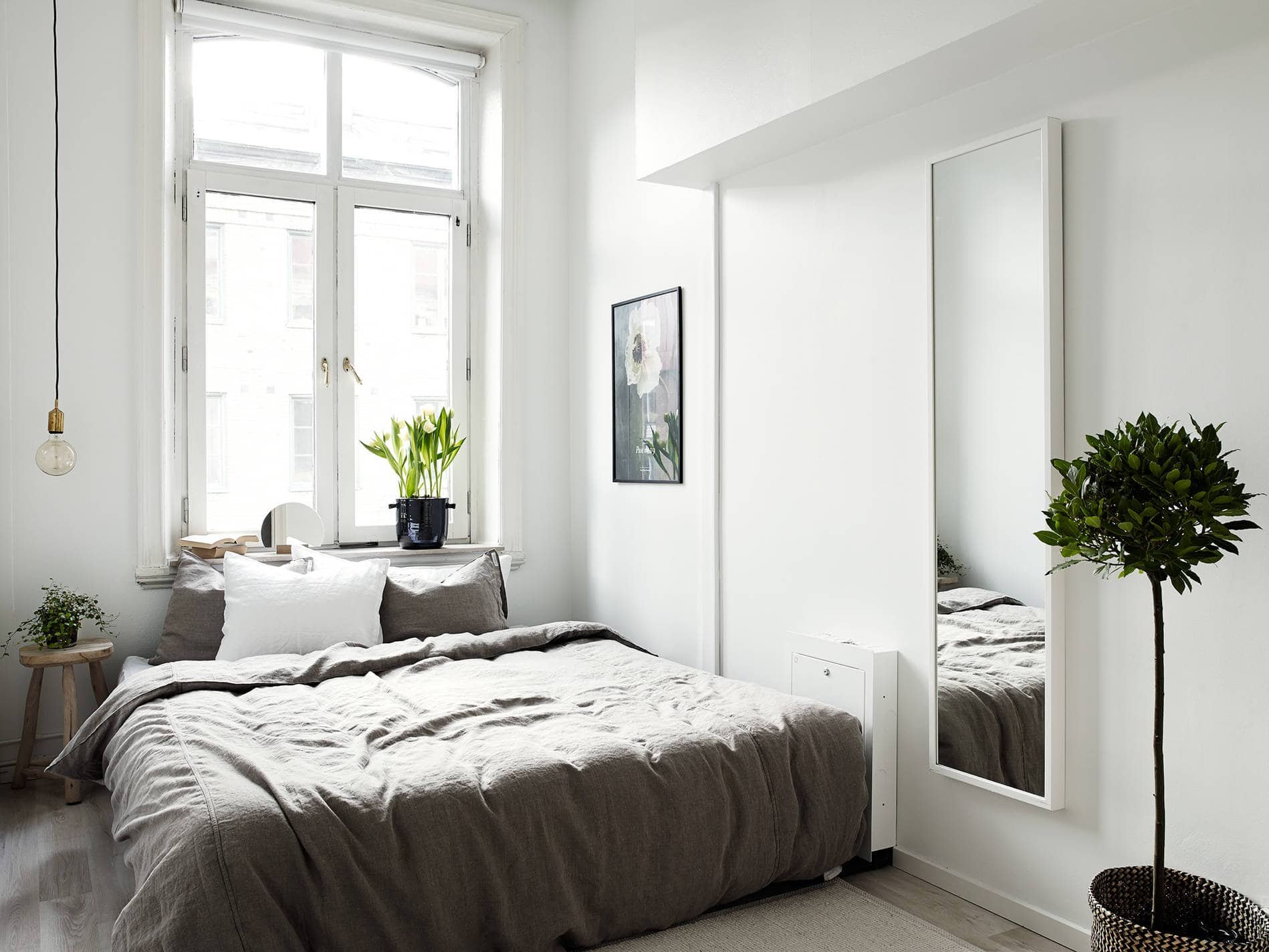 This is nice room. Спальня в скандинавском стиле. Кровать у окна Скандинавский стиль. Кровать у окна в спальне. Спальня в стиле Скандинавия.
