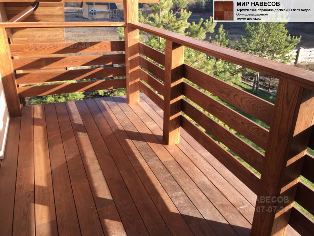Устройство ограждения из дерева на балкон и террасу