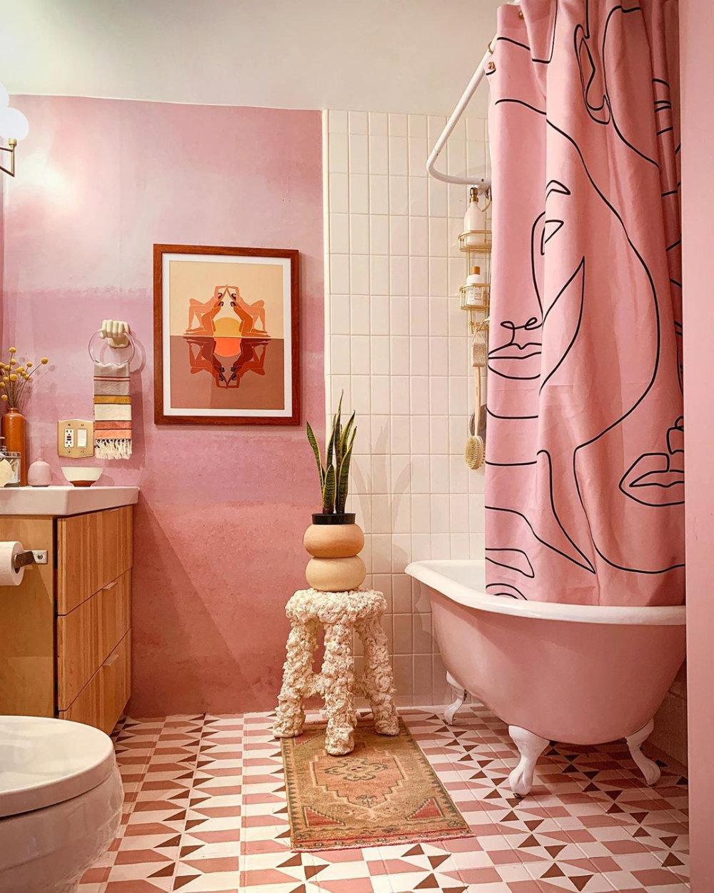Чем можно красить плитку. Розовый кафель в ванной. Розовая плитка для ванной. Розовая ванная. Плитка в розоватых тонах для ванной.