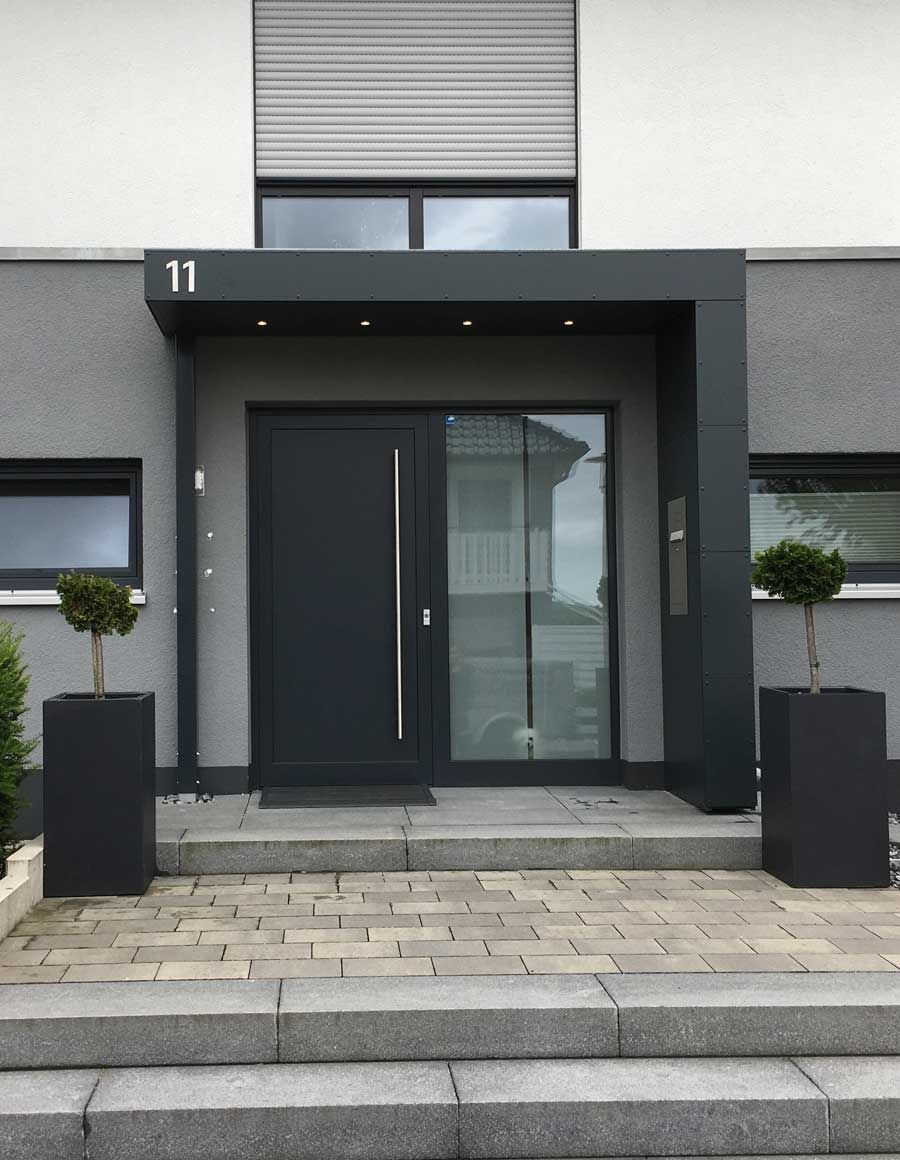 Крыльцо с кирпичными колоннами