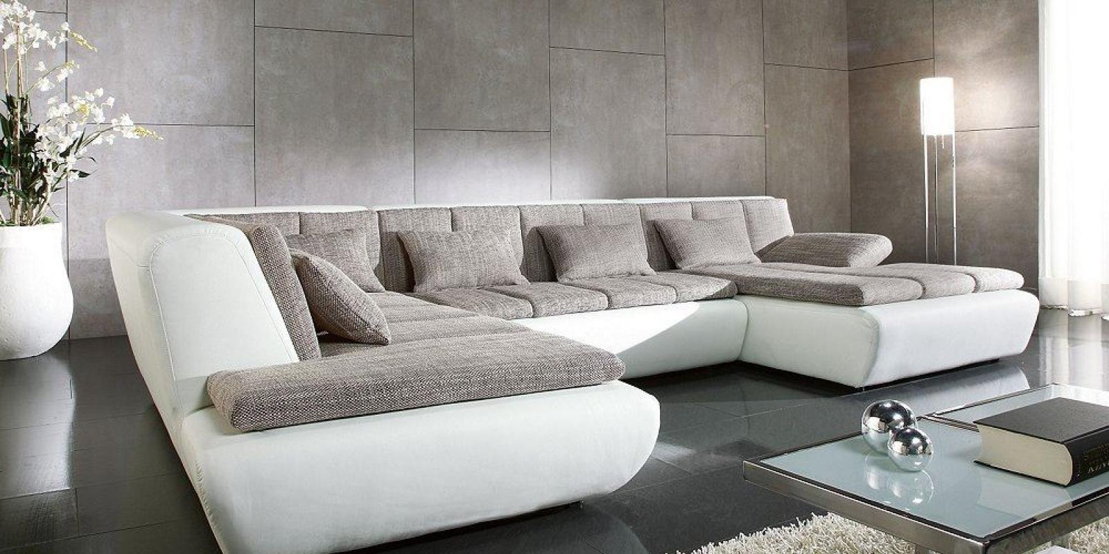 большой диван в гостиную в современном стиле