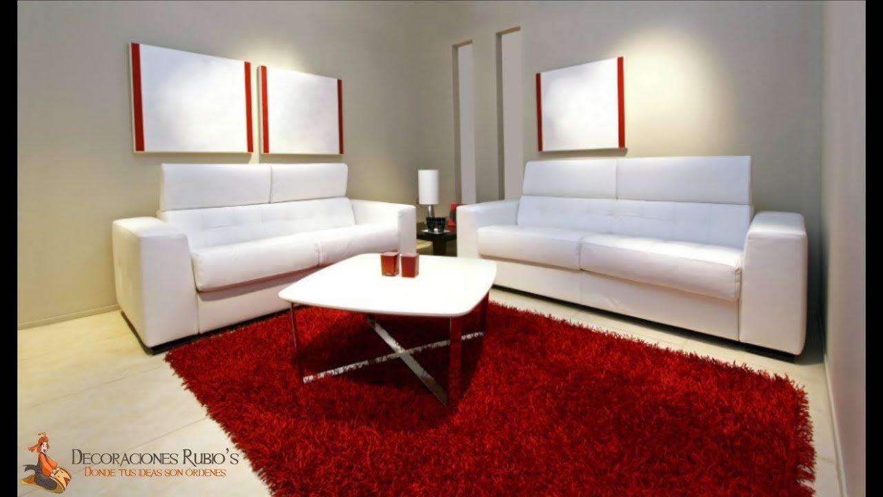 Красный ковер и белая мебель