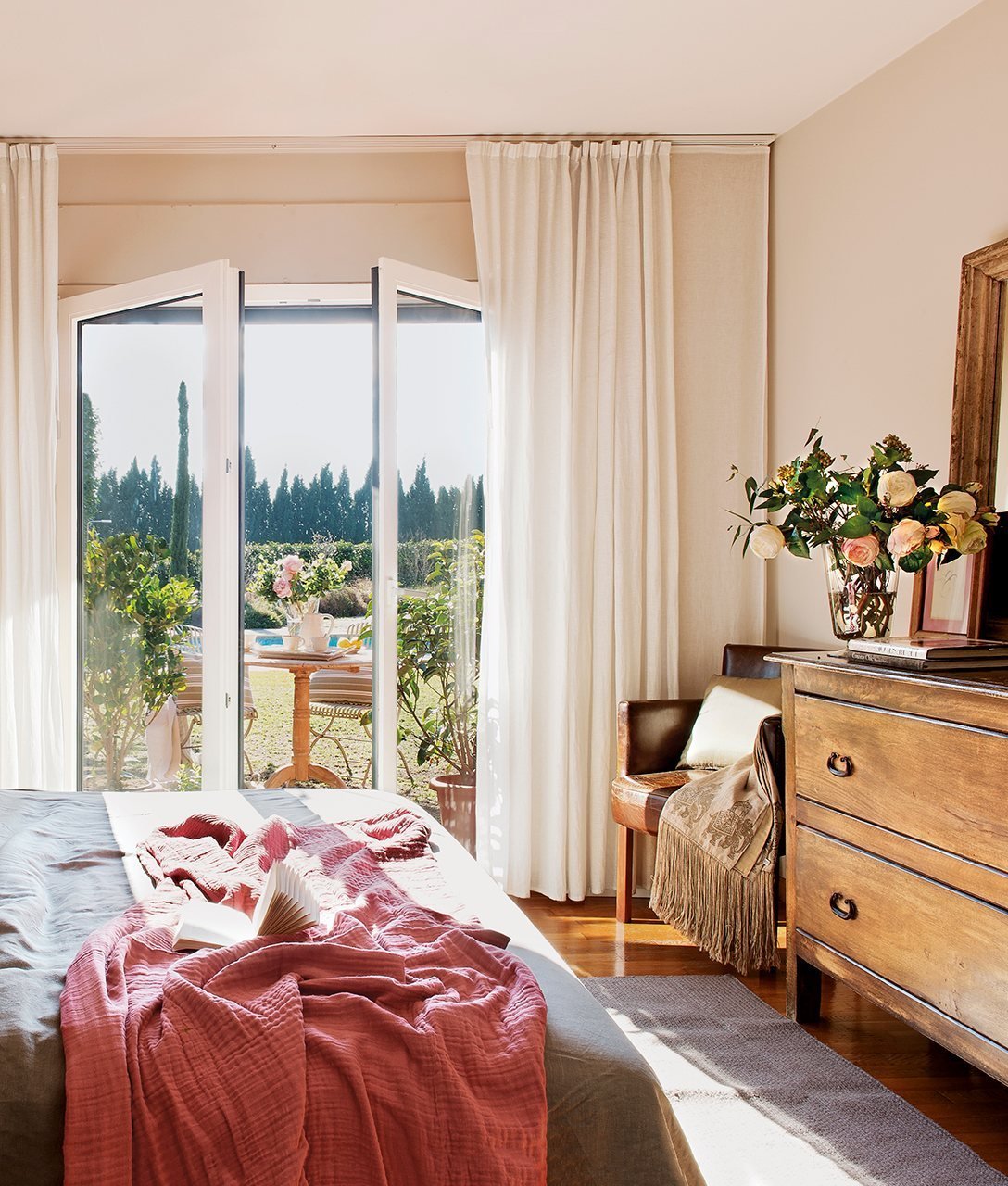 Спальня с французским окном