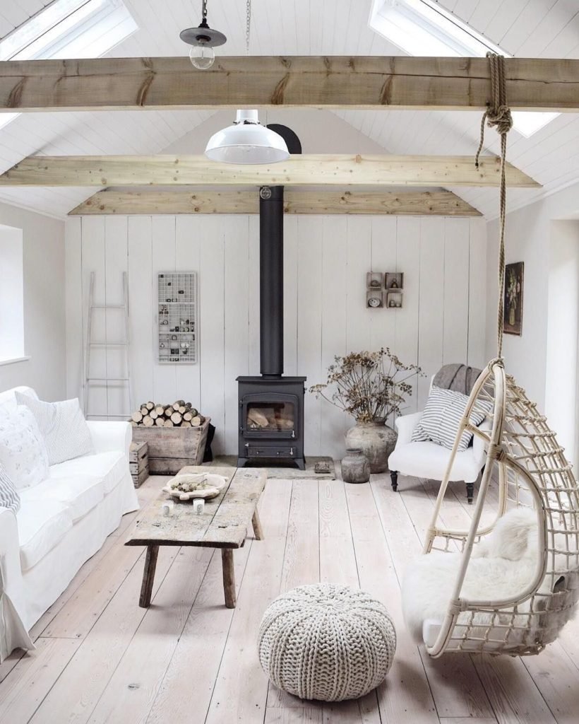 Освещение в скандинавском стиле в интерьере в деревянном доме