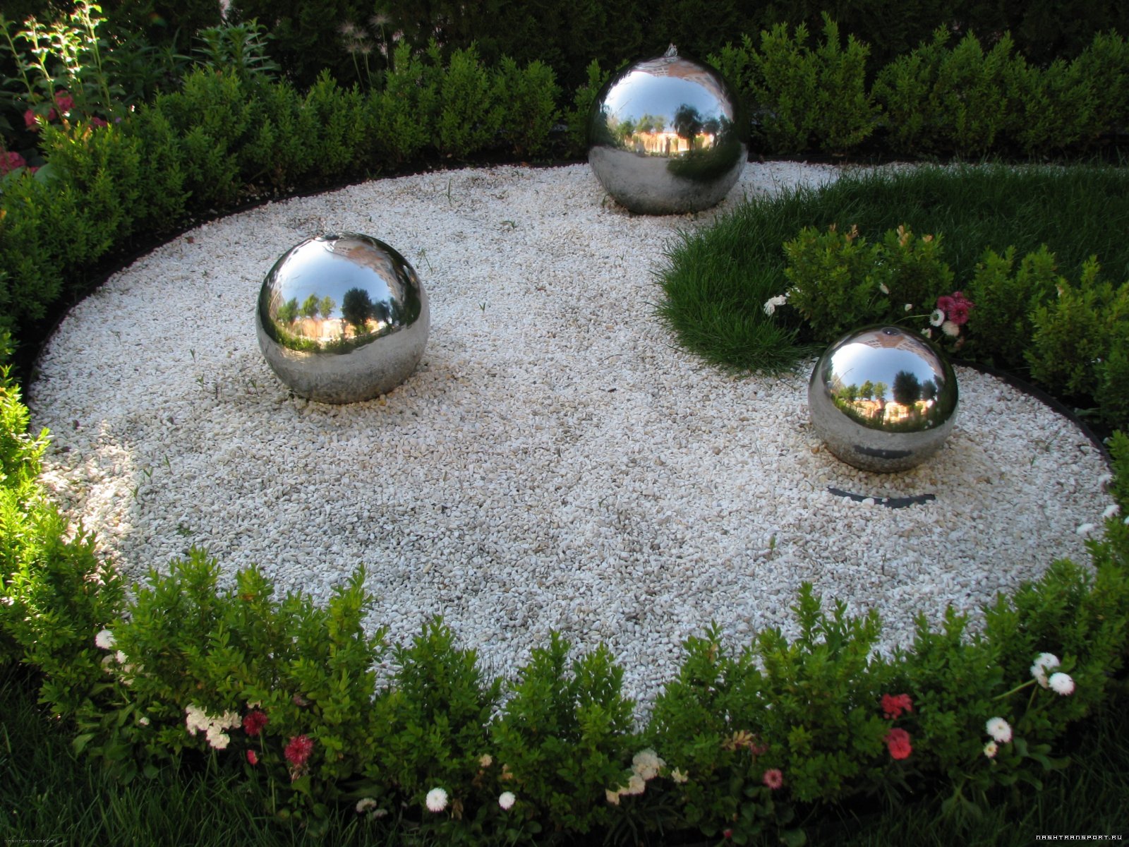 Бетонные шары в ландшафтном дизайне - 74 фото