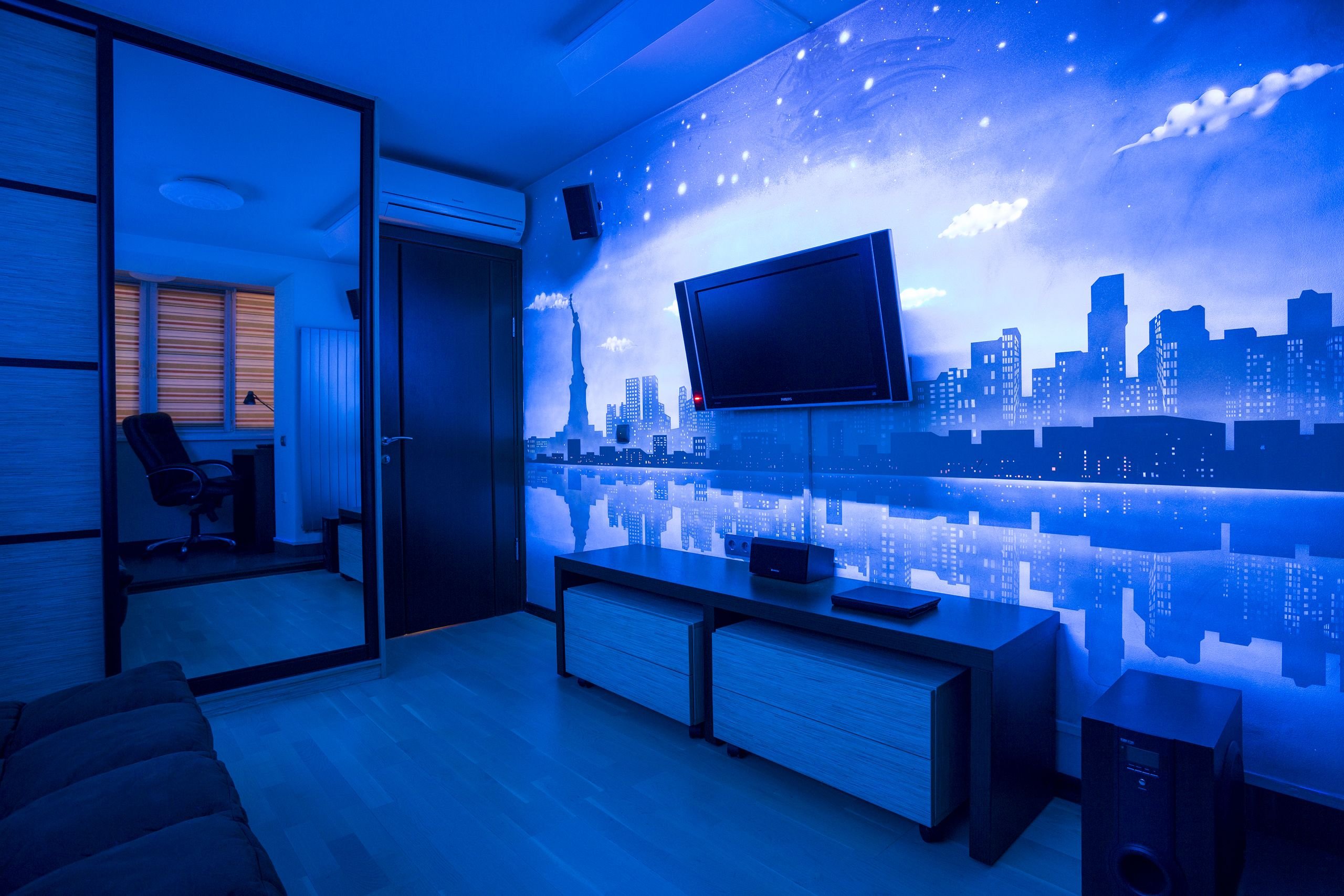 Красивые синие комнаты. Комната с синей подсветкой. Дизайнерская комната. Красивая комната. Современная комната с подсветкой.