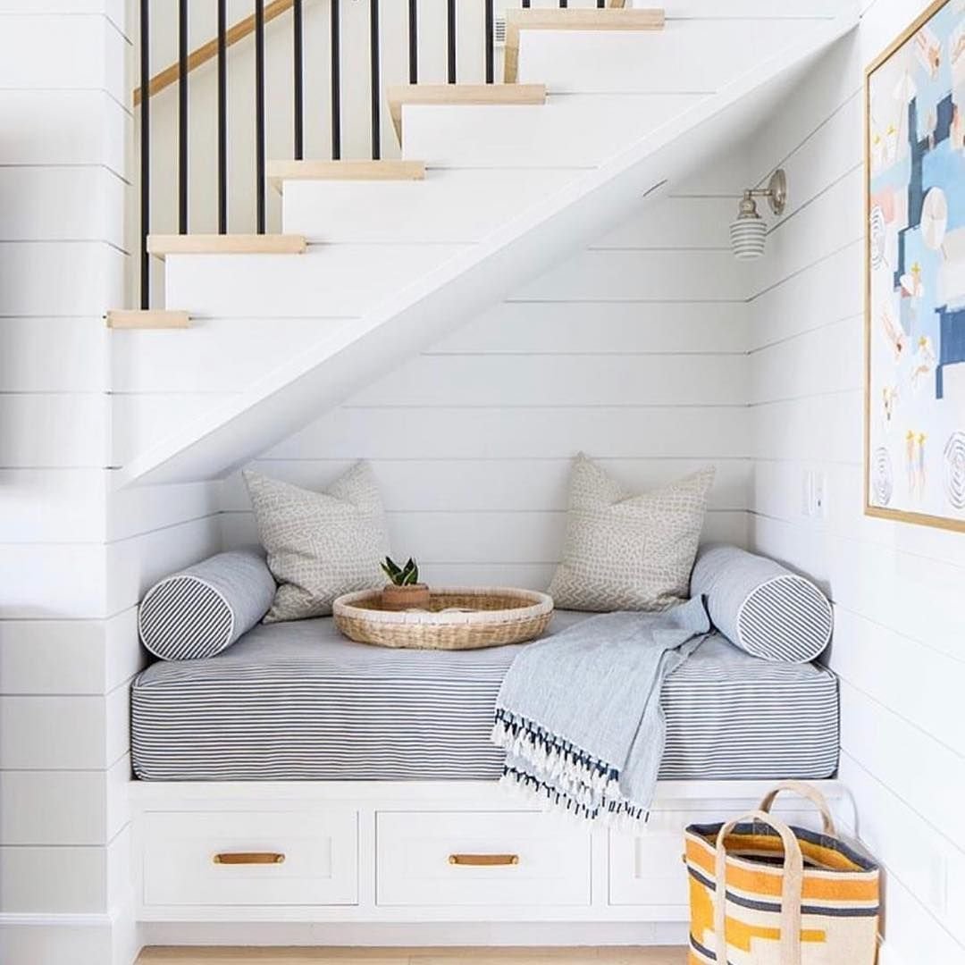 Интерьер под лестницей в частном доме