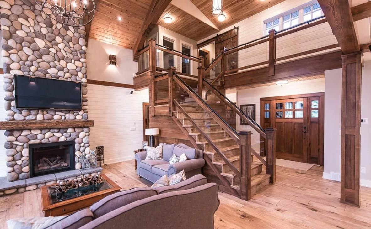 Интерьер дачной лестницы