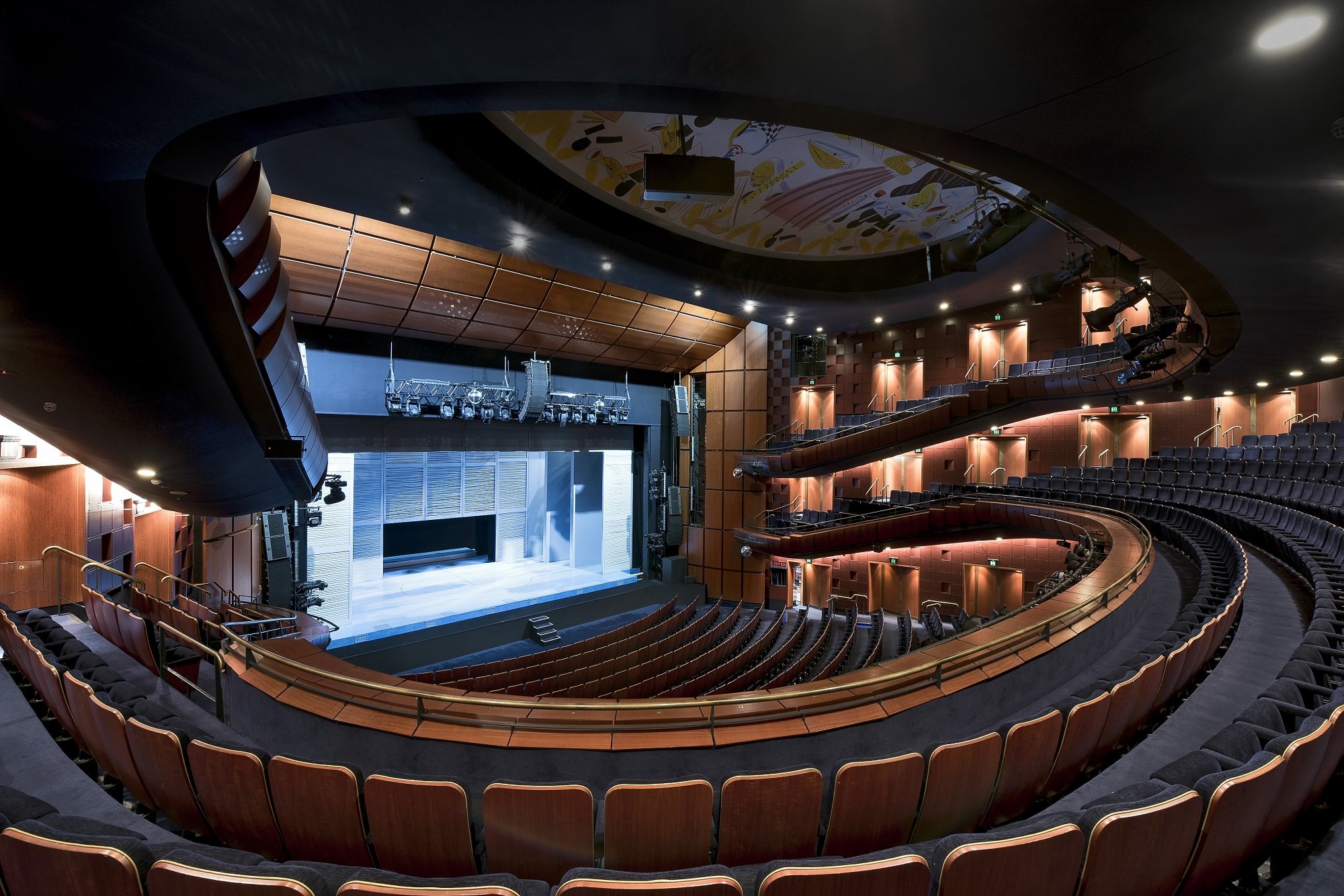 Сиднейский оперный театр зал. Сиднейский оперный театр внутри. Амфитеатр Сидней. Оперный театр в Сиднее изнутри.