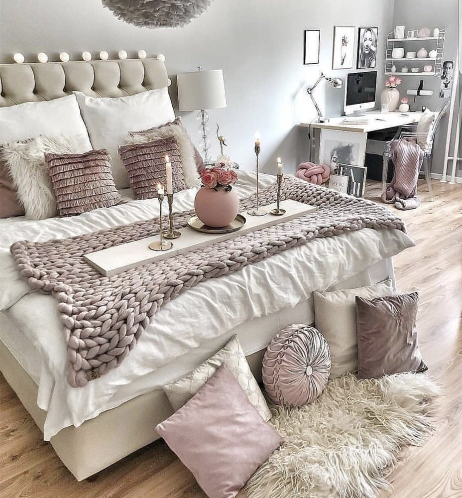 Декоративные подушки в интерьере спальни