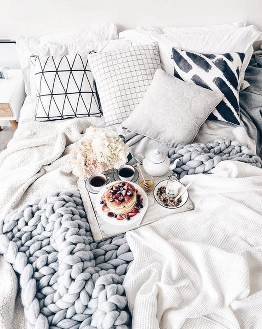 Уютная кровать с подушками