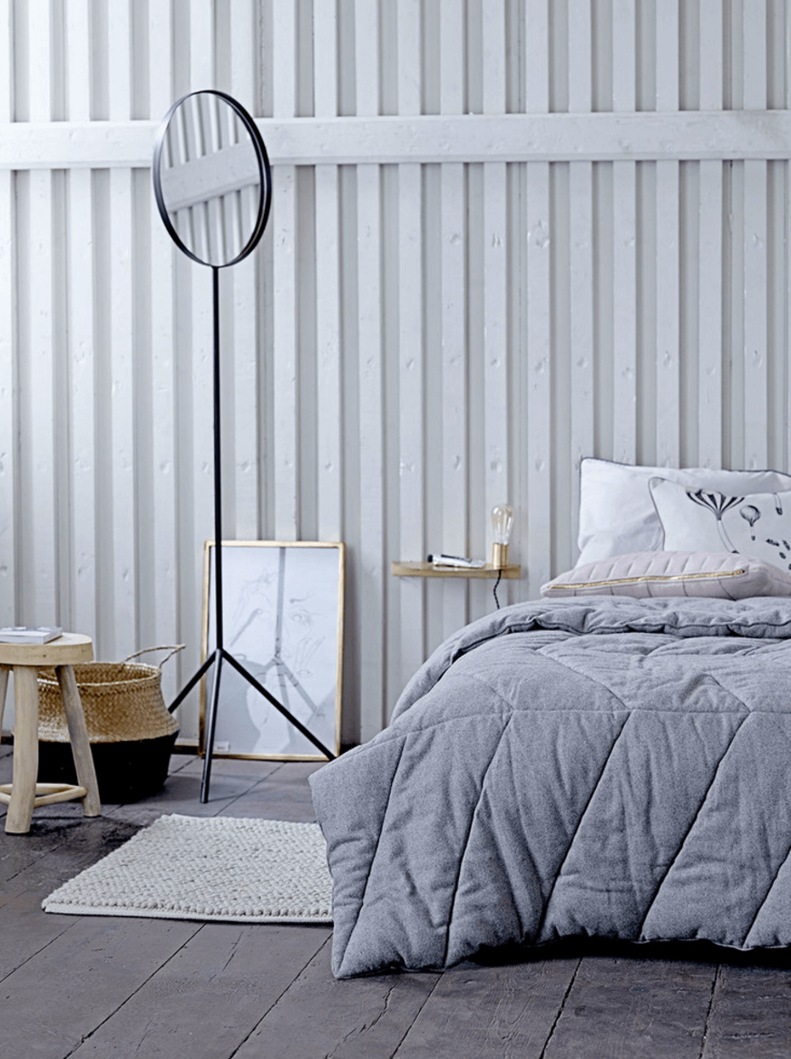 Спальня в скандинавском стиле с рейками