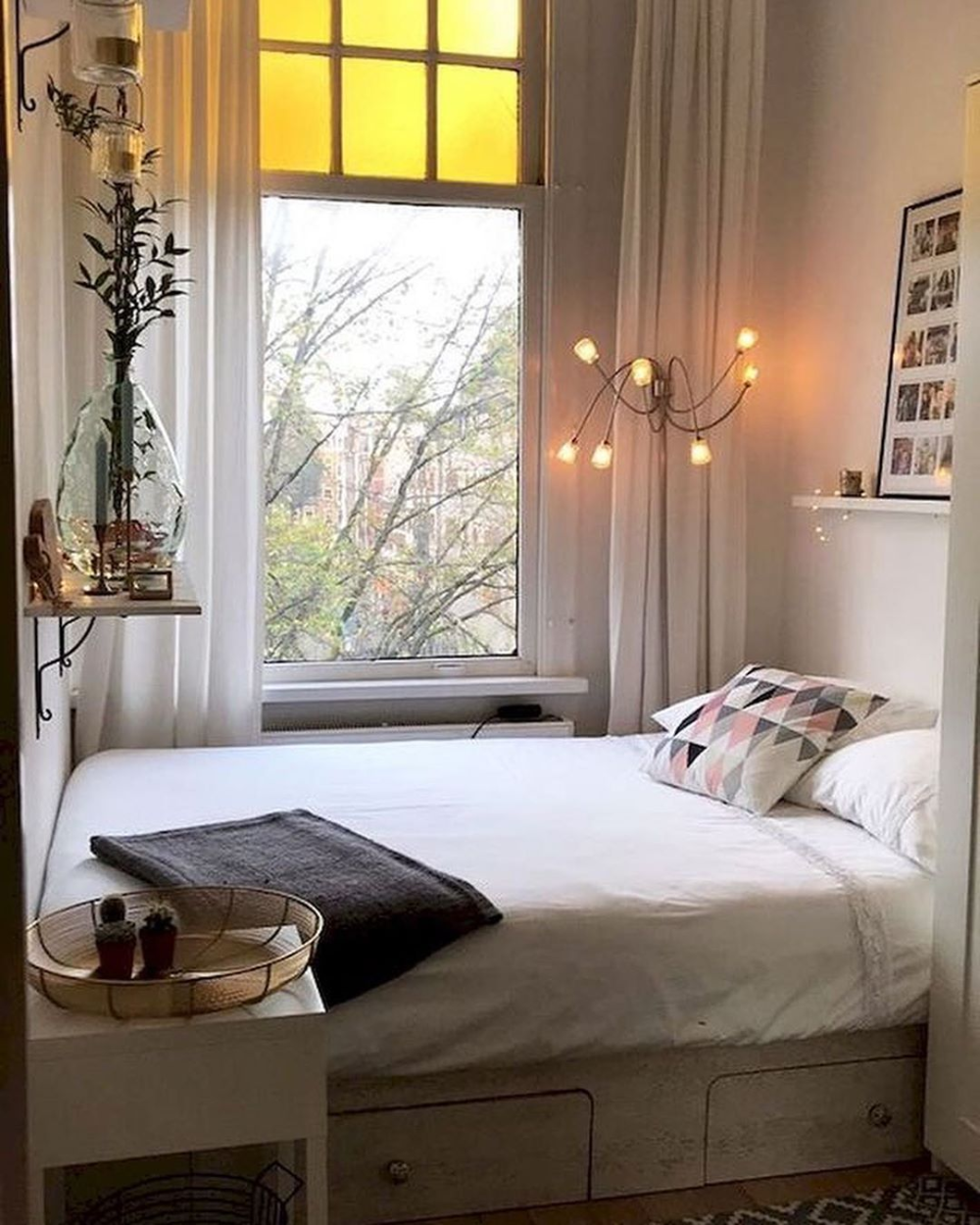 Кровать у окна в узкой спальне