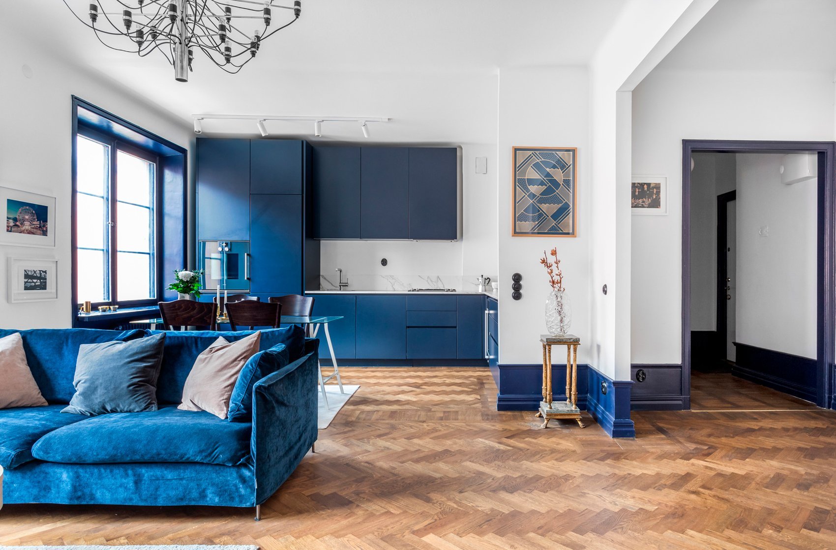интерьер гостиной с синей кухней