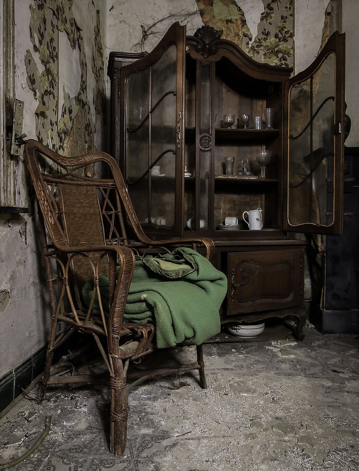 Комната со старинной мебелью. Старинная комната. Старая мебель в интерьере. Заброшенная мебель.