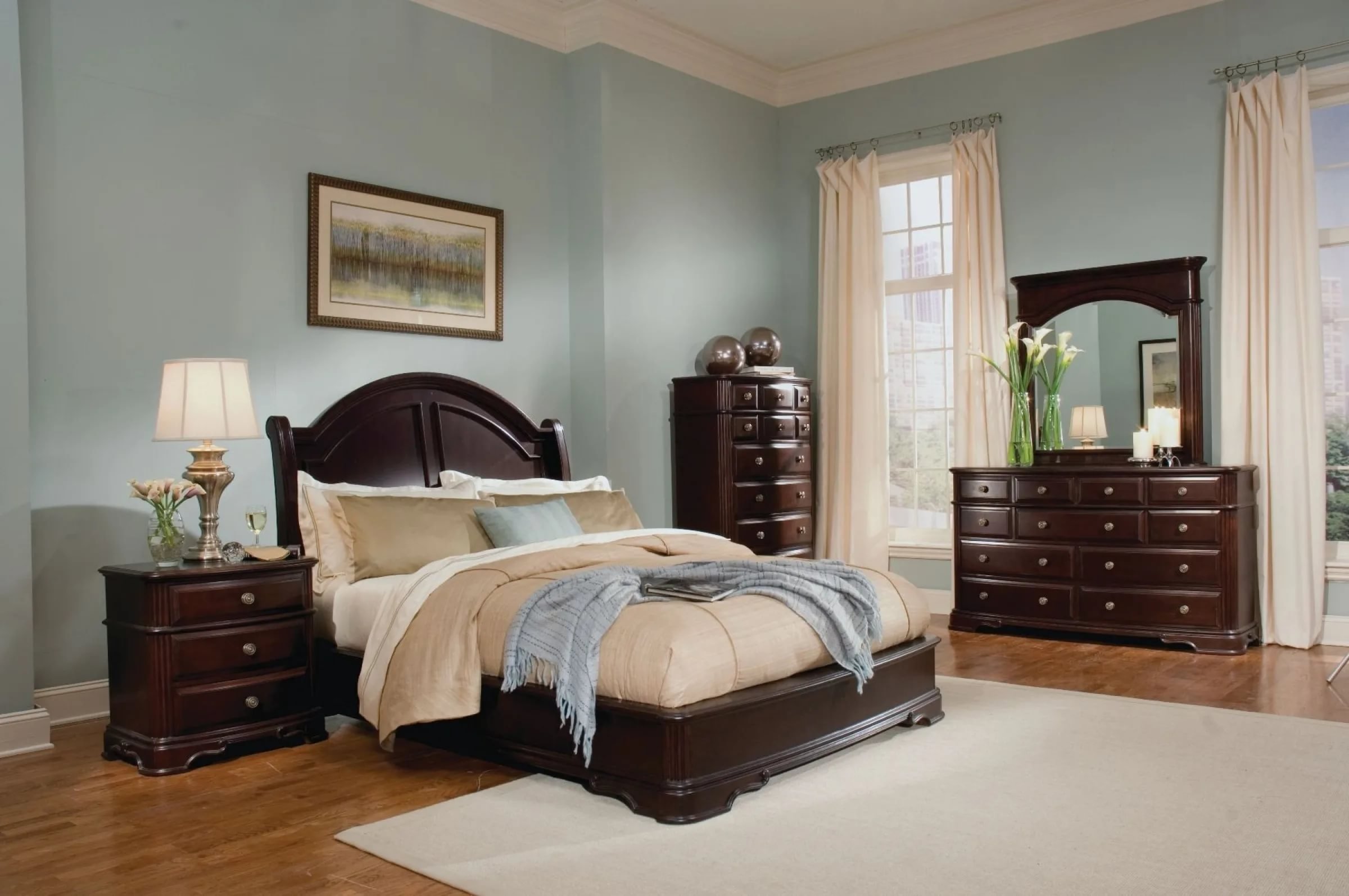 Спальня с коричневой мебелью
