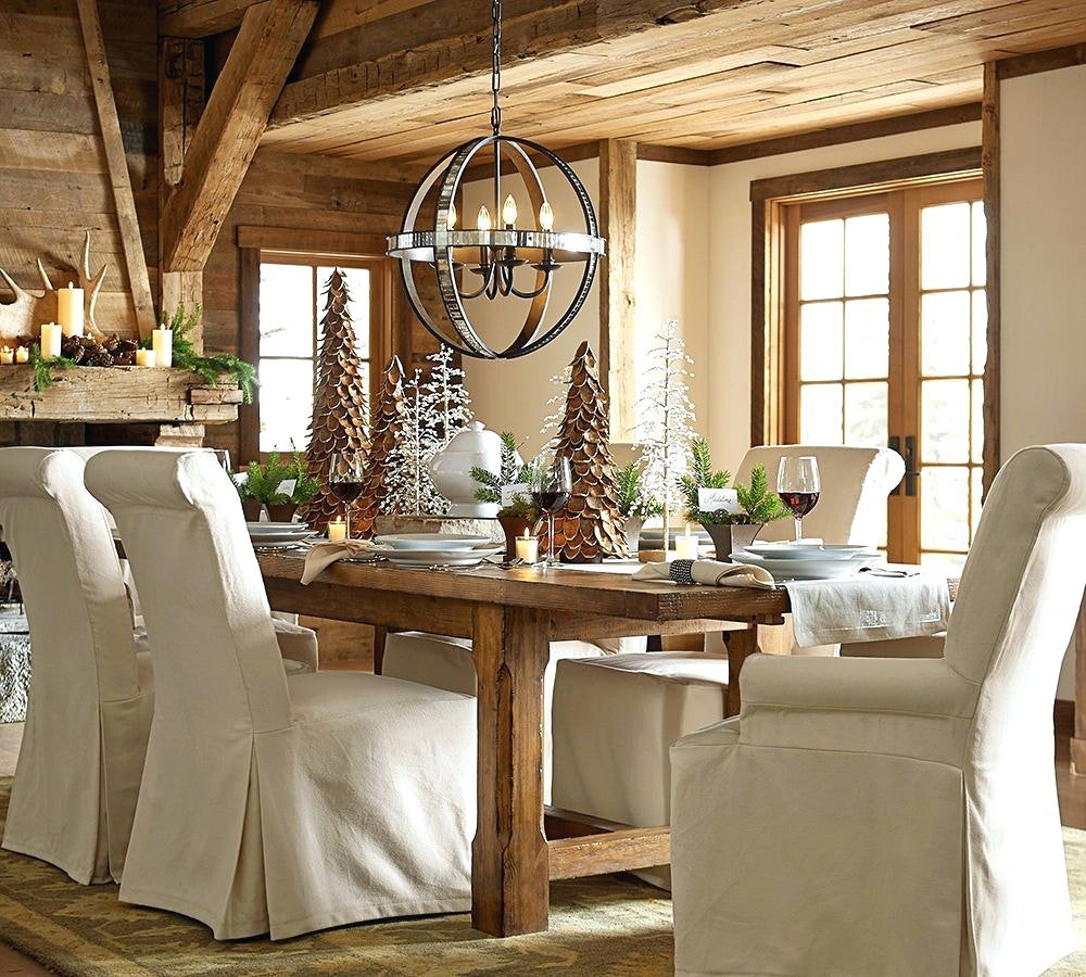 Дом с большой гостиной и панорамными окнами