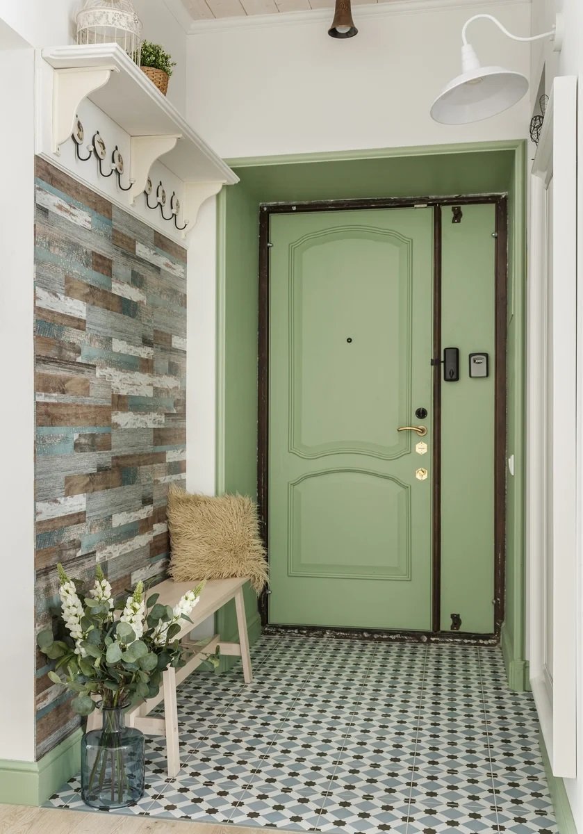 Входная дверь в прихожей