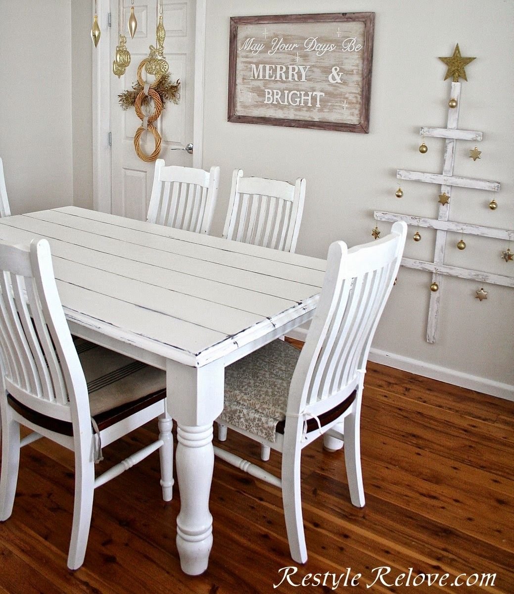 Белый деревянный стол