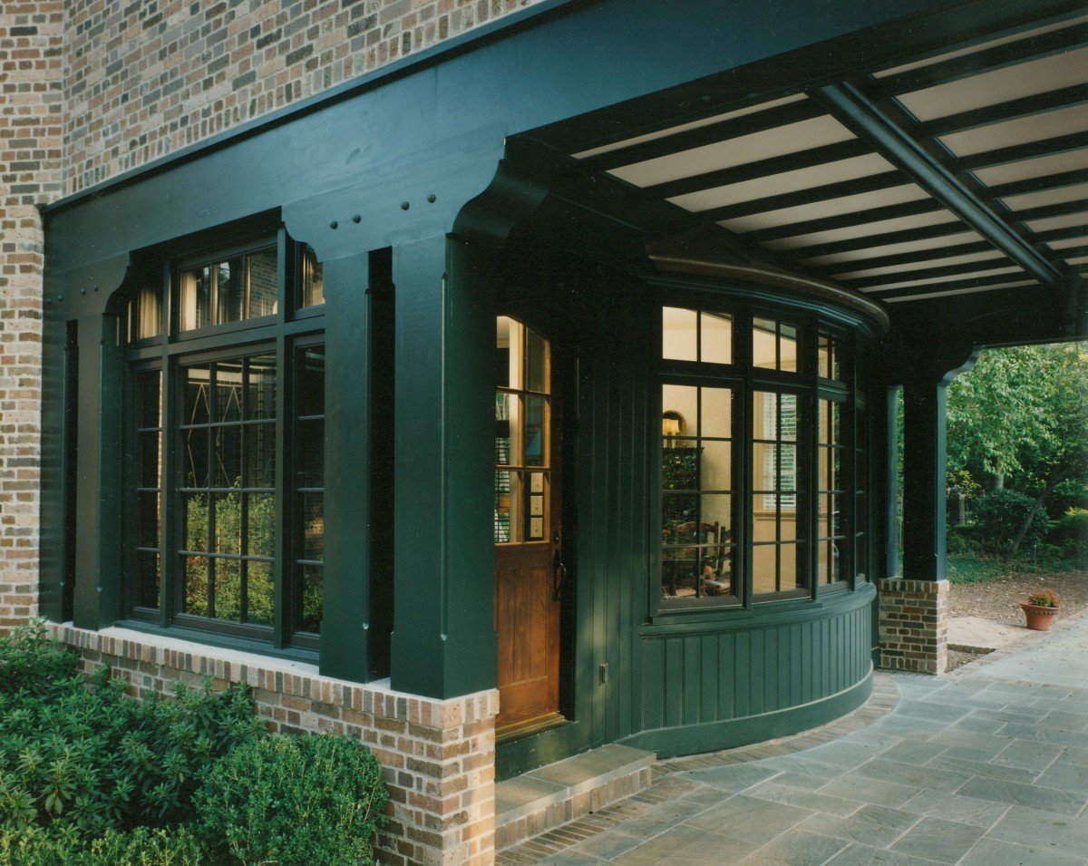 Классическая входная дверь в дом