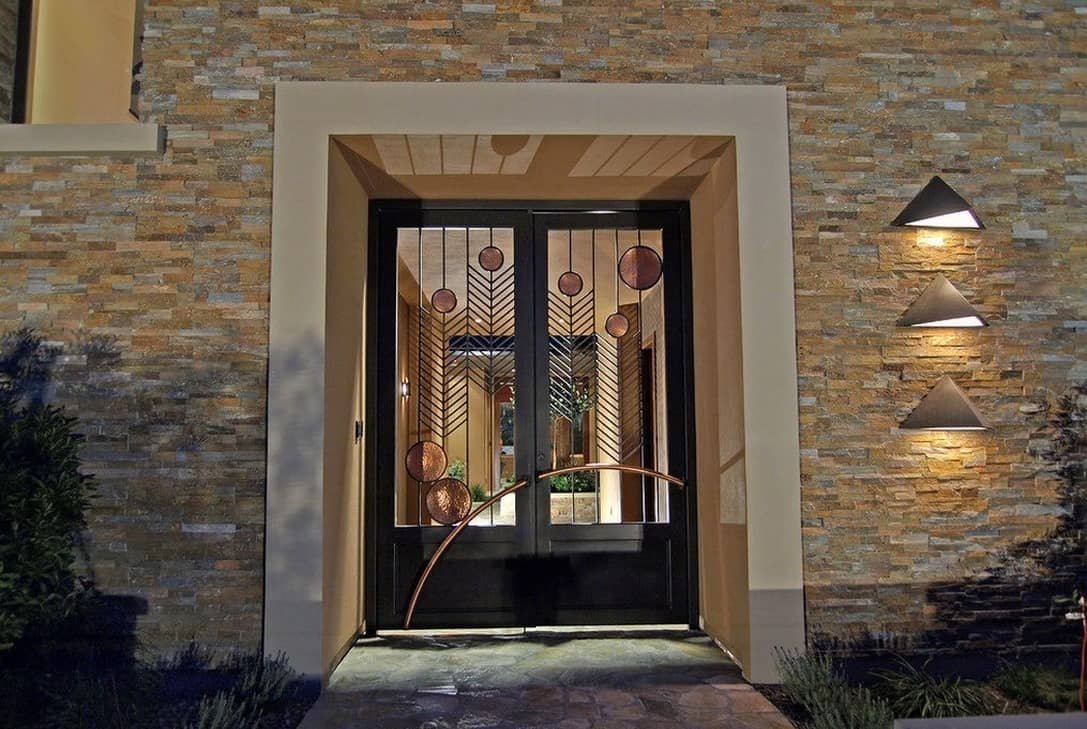 Входная группа жилого дома