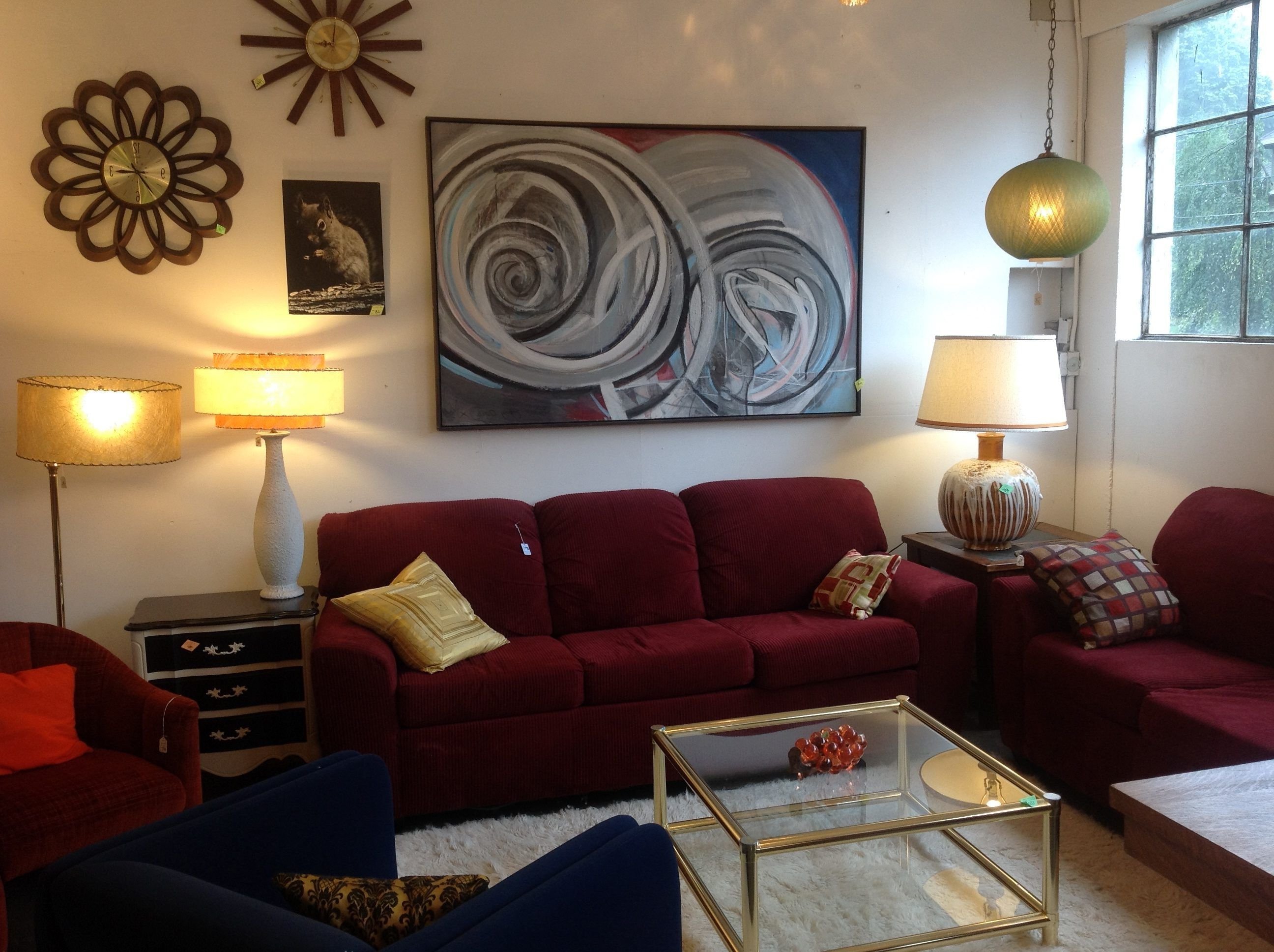 Бордовый диван в интерьере гостиной (64 фото)