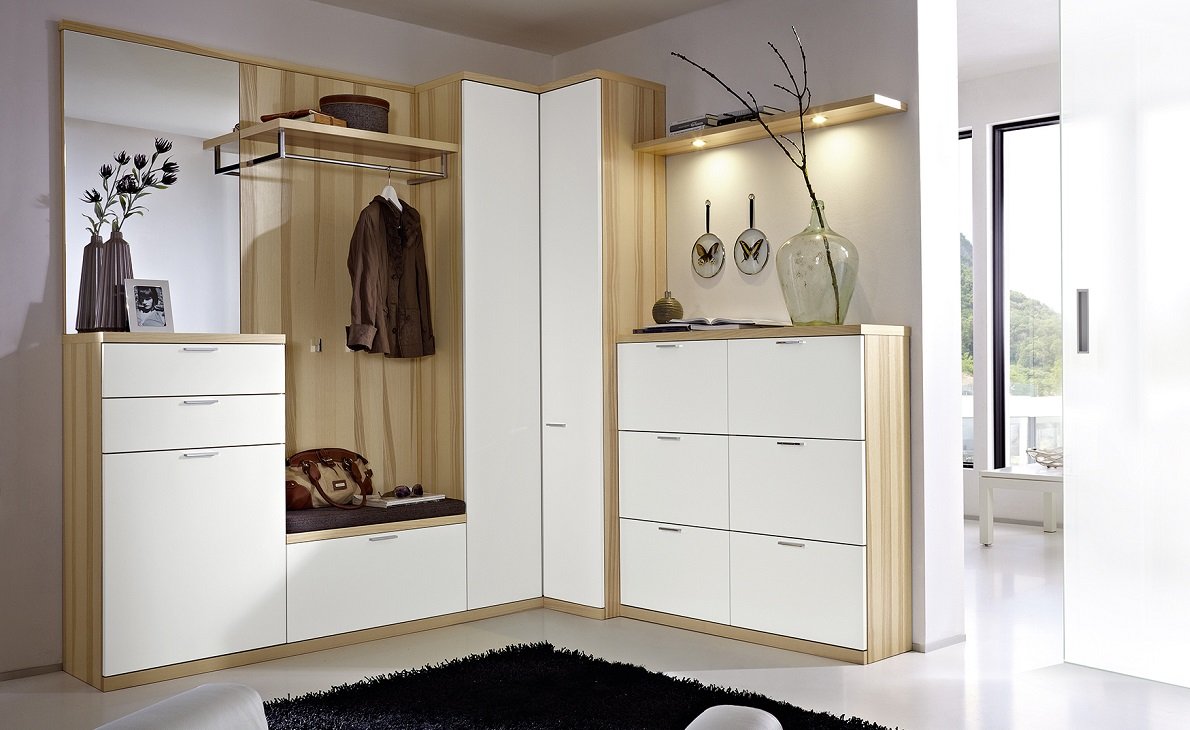 Шкаф в прихожую в частном доме