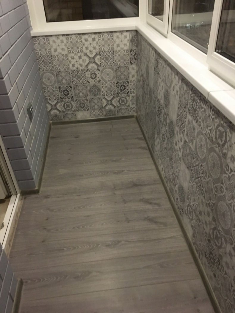 Лоджия белые стены