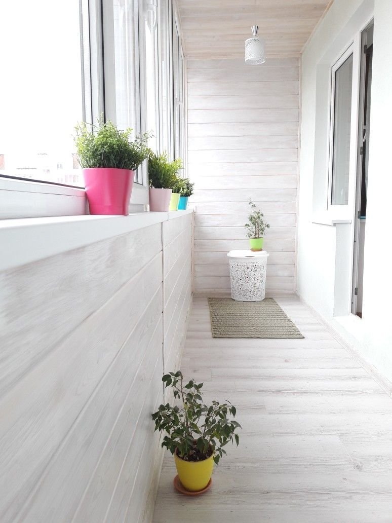 Деревянные рейки на балконе