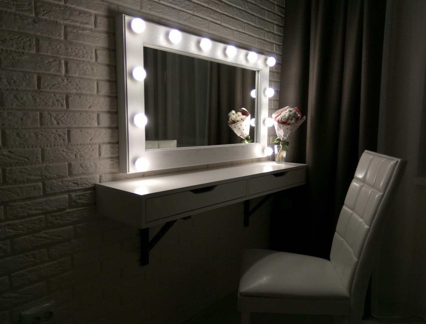 гримерное зеркало с лампочками и столиком