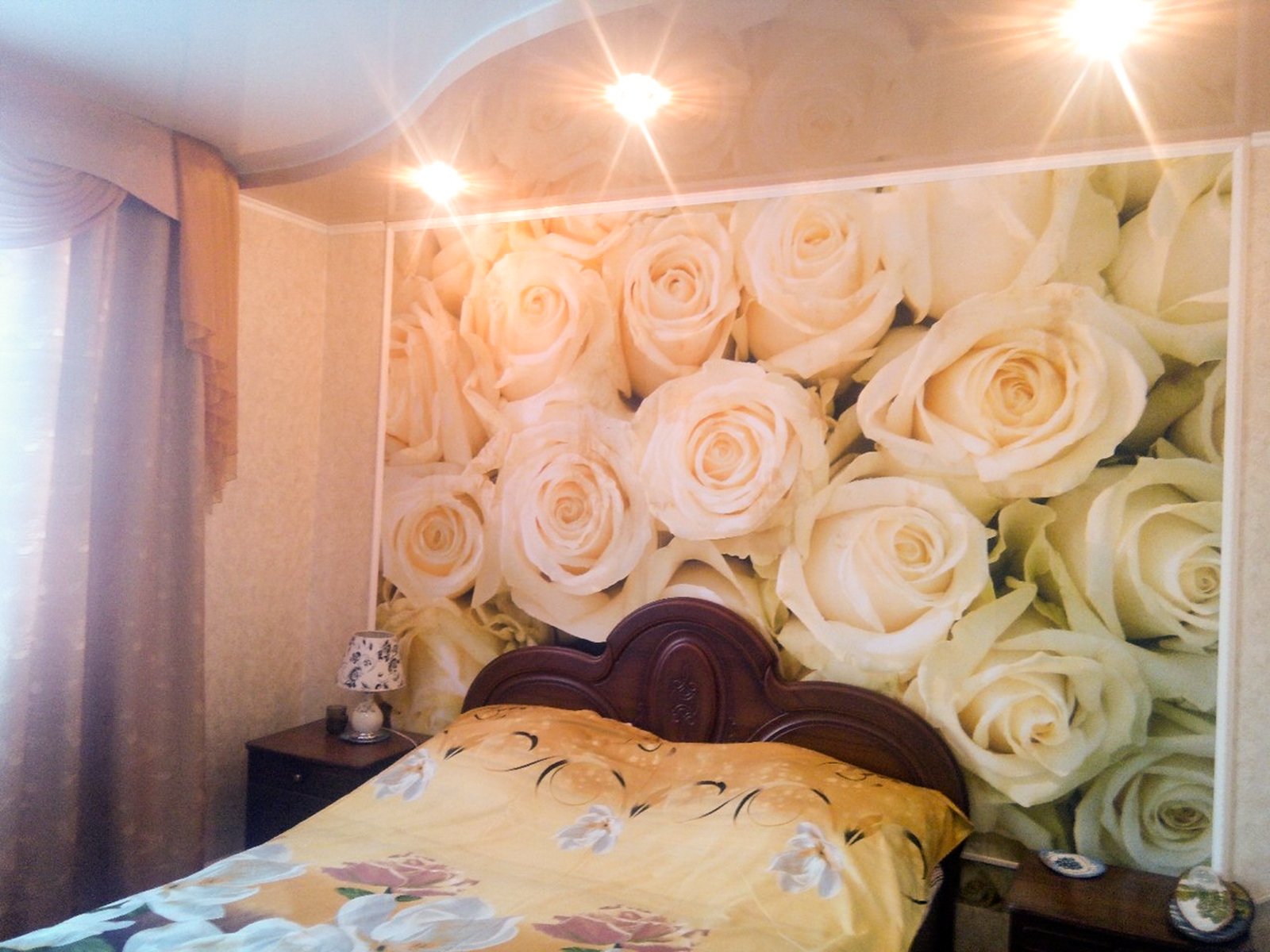 Обои с розами в интерьере спальни