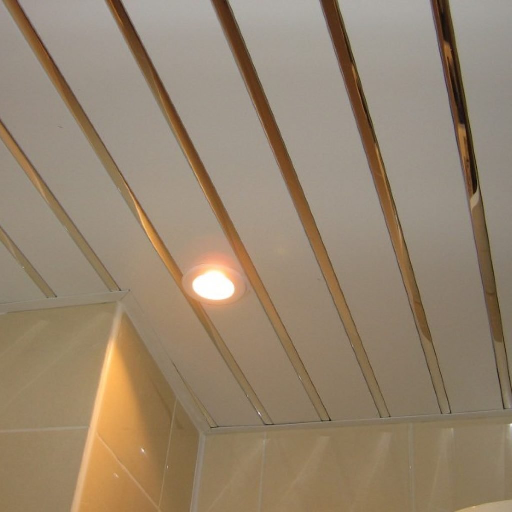 Реечный потолок в комнате дерево